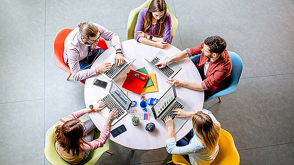 Wir lernen von- und miteinander! – Round-Table-Gespräche für Ausbilder:innen der Versicherungswirtschaft Wir lernen von- und miteinander! – Round-Table-Gespräche für Ausbilder:innen der Versicherungswirtschaft